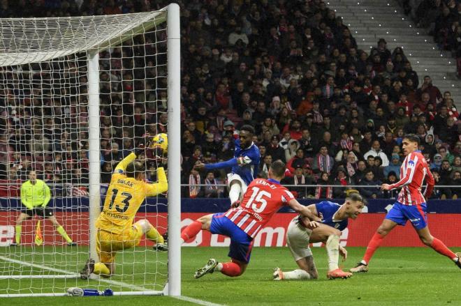 Obús de Iñaki Williams al larguero en el partido ante el Atlético en el Metropolitano (Foto: Athletic Club).