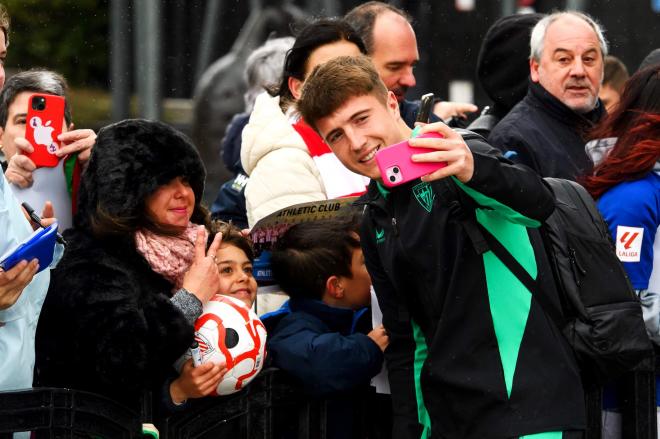 Mikel Jauregizar atiende a athleticzales en Madrid (Foto: Athletic Club).
