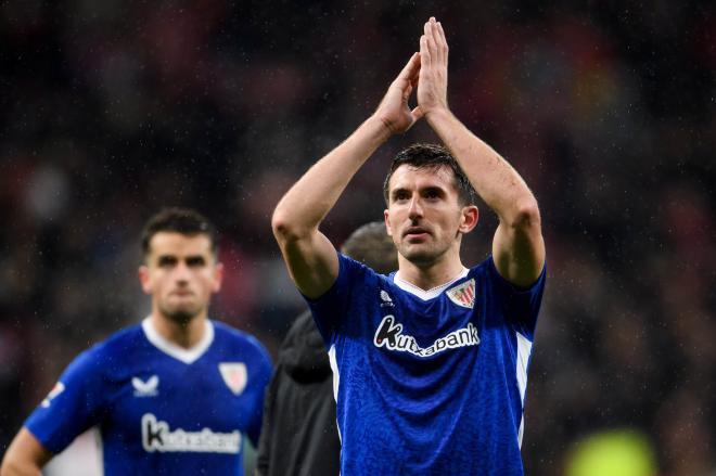 Aplausos de Dani Vivian tras jugar en el Metropolitano (Foto: Athletic Club).