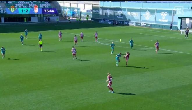 La jugada de la polémica en el Betis-Granada de la Liga F.