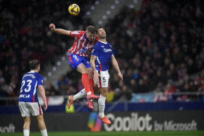 Pugna de Yeray por alto ante el Atlético en el Metropolitano (Foto: Athletic Club).