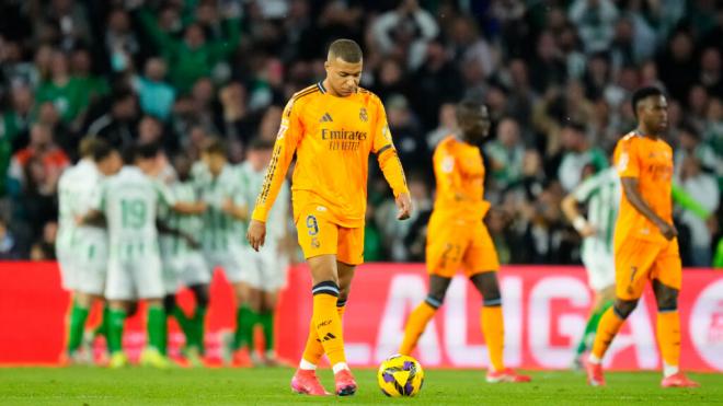 Mbappé, cabizbajo durante el partido frente al Real Betis (Fuente: Cordon Press)