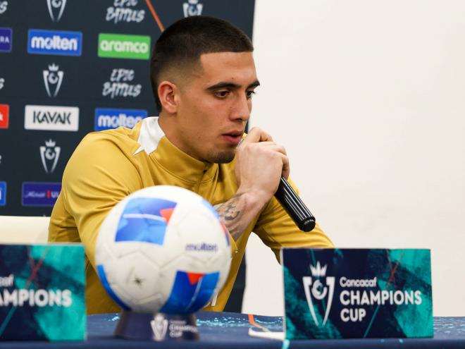 Álex Padilla, en rueda de prensa con el UNAM Pumas (Foto: @PumasMX).