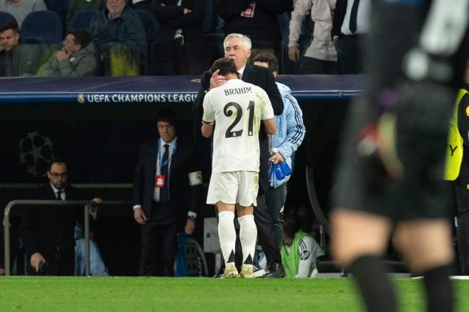 Brahim Díaz se abraza a Carlo Ancelotti en el Real Madrid-Atlético (Captura: Movistar+).