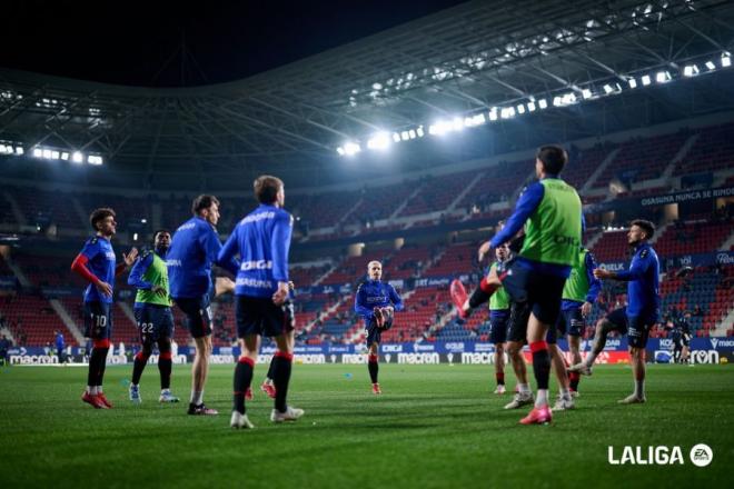 Calentamiento de Osasuna antes del partido ante el Valencia (Foto: LALIGA).