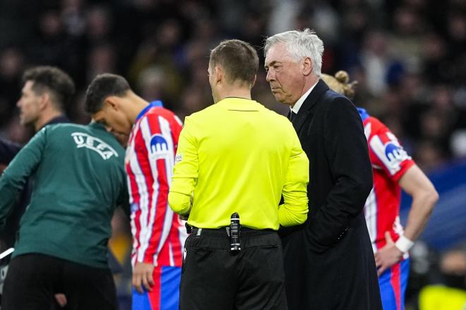 Clément Turpin charla con Carlo Ancelotti en el Real Madrid-Atlético (Foto: Europa Press).