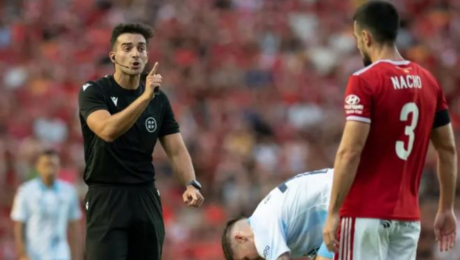 Eder Mallo Fernández advierte a Nacho González en el Nàstic-Málaga (Foto: EFE).