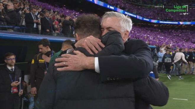 El abrazo entre Carlo Ancelotti y Diego Pablo Simeone.