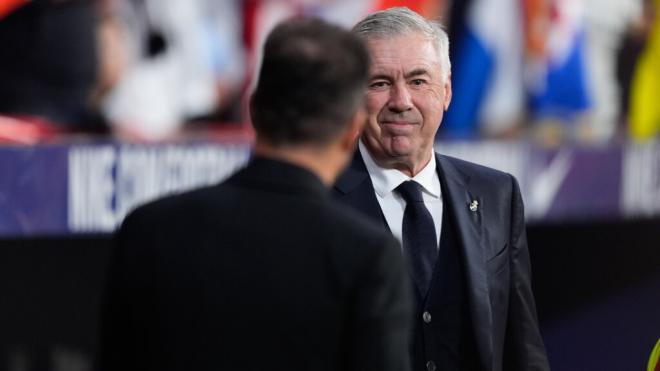 Carlo Ancelotti y Diego Pablo Simeone en un derbi en el Metropolitano (Foto: Europa Press)