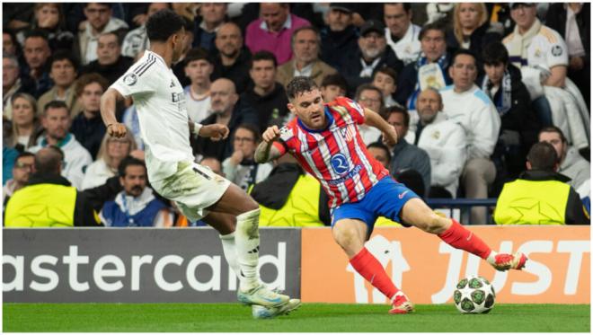 Javi Galán, ante Rodrygo Goes en el Real Madrid-Atlético (foto: Cordon Press).