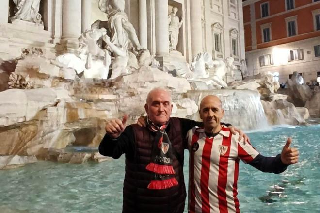 El bloger Luisfer García, con otro athleticzale en la Fontana de Trevi, en Roma (Foto: ElDesmarque).