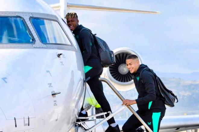 Risas de Nico Williams y Maroan Sannadi al coger el avión del equipo rumbo a Europa (Foto: Athletic Club).
