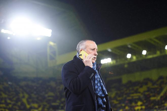 Fernando Roig habla por teléfono ante la suspensión del Villarreal-Espanyol (Foto: Cordon Press).