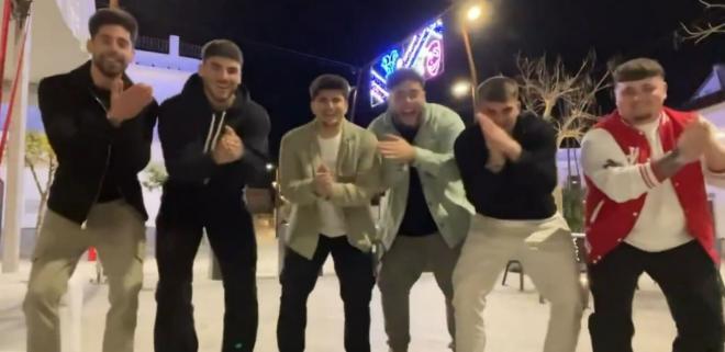 Isaac Romero, bailando con sus amigos en Navidad.