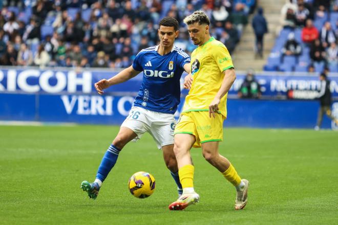 Ximo Navarro da un pase ante Ilyas Chaira en el Oviedo-Deportivo (Foto: LALIGA).