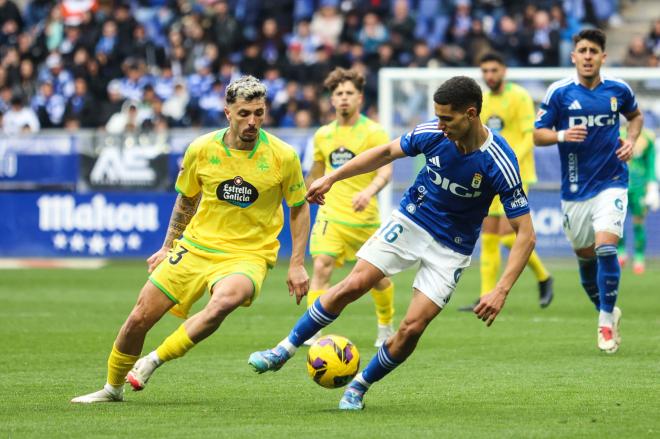 Ximo Navarro persigue a Ilyas Chaira en el Oviedo-Deportivo (Foto: LALIGA).