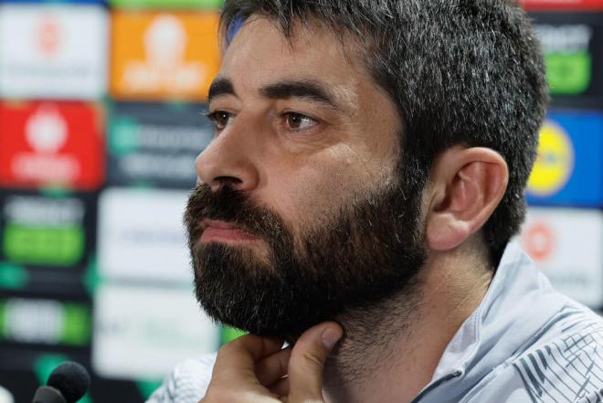 Luis Freire, en la rueda de prensa previa al Betis-Vitoria de Guimaraes (Foto: EFE).