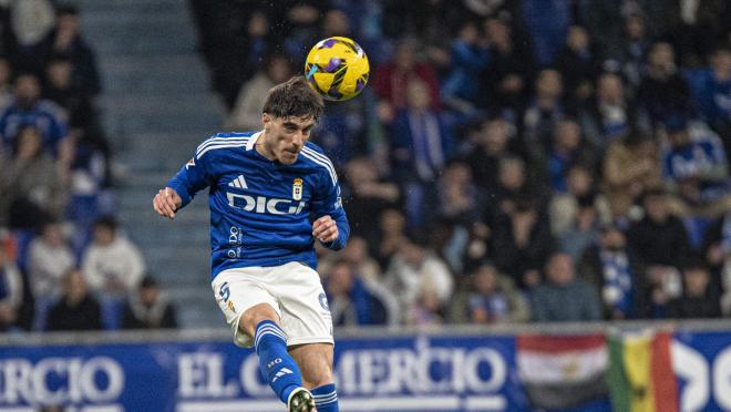 Nacho Vidal cabecea con el Real Oviedo (Foto: LALIGA)