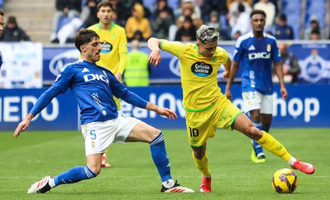 Nacho Vidal defiende a Yeremay en el Real Oviedo - Deportivo (Foto: LALIGA).