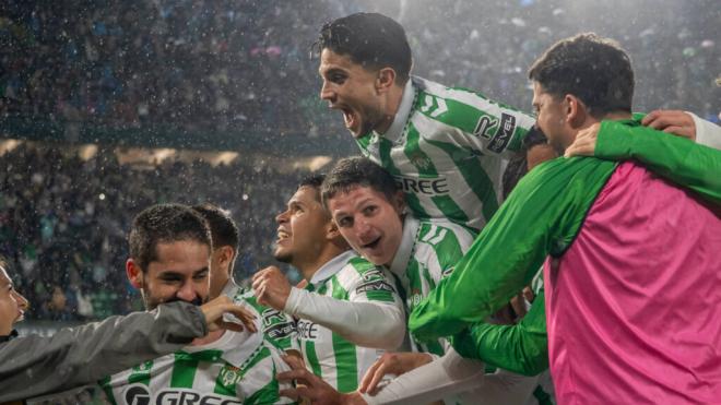 Los jugadores del Real Betis celebrando un gol ante el Real Madrid (Fuente: Cordon Press)