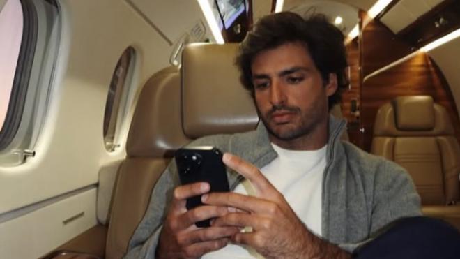 Carlos Sainz, en un viaje en avión (Foto: @carlossainz55).