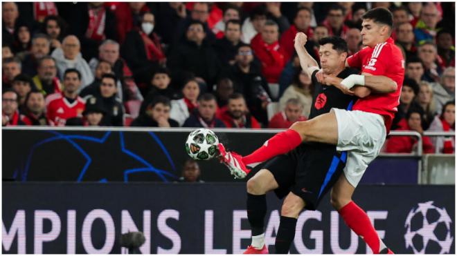 Robert Lewandowski, ante Antonio Silva, durante el Benfica-Barcelona (foto: EFE).