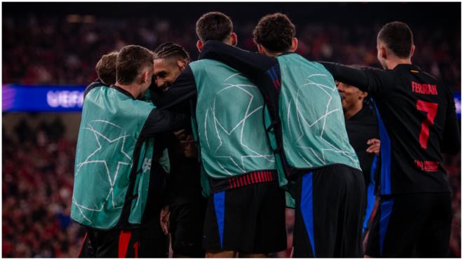 Raphinha recibe el abrazo de jugadores del Barcelona tras marcar el gol ante el Benfica (Foto: FCB)