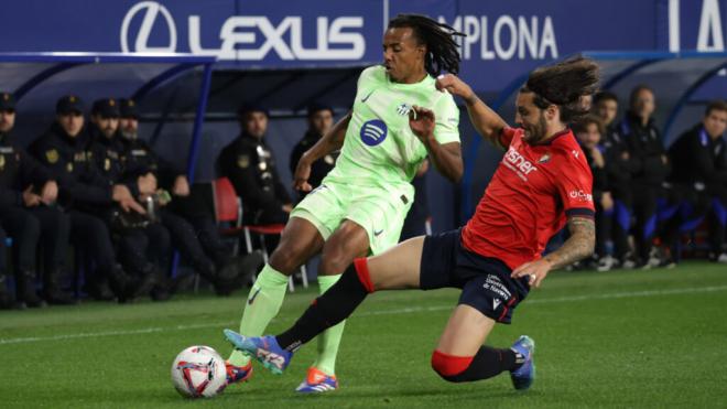 Koundé y Juan Cruz en un Barça - Osasuna (Cordon Press)