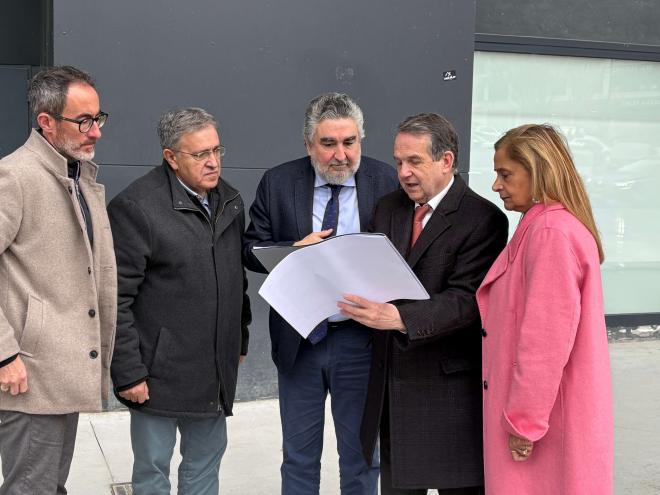 Rodríguez Uribes y Abel Caballero charlan en los exteriores de Balaídos.