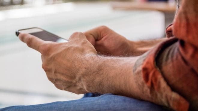 Hombre escribiendo con los pulgares en su smartphone (Foto: Freepik)