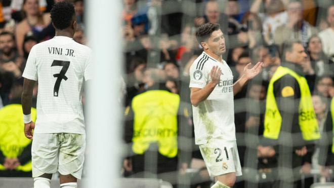 Vinicius observa a Brahim Díaz mientras celebra el segundo gol del Real Madrid ante el Atlético d