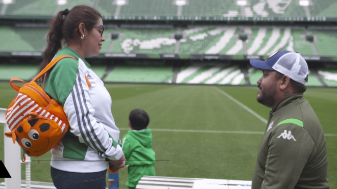 Juancho, aficionado del Betis, pide matrimonio a su mujer en el Villamarín