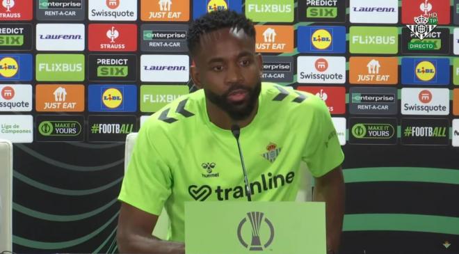 Cédric Bakambu, en sala de prensa.