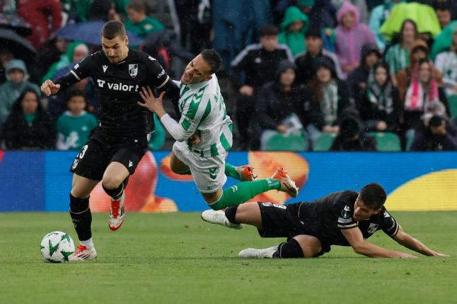 Antony, ante el Vitoria Guimaraes (Foto: EFE).