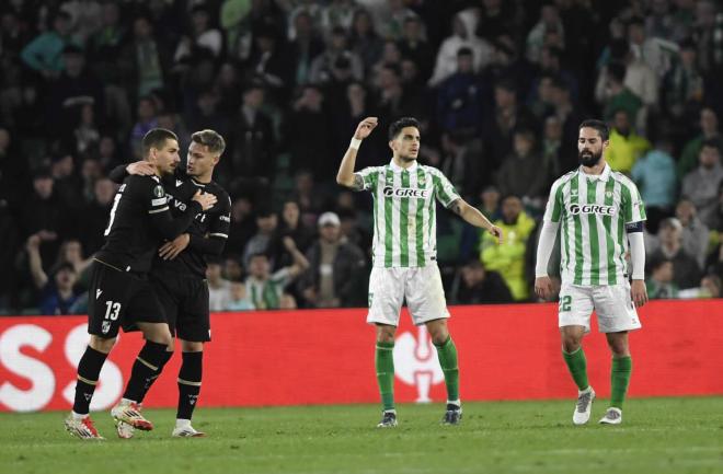 Marc Bartra muestra su decepción tras un gol del Vitoria de Guimaraes (Foto: Kiko Hurtado).