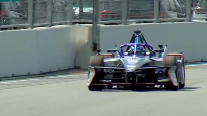 El Kun Agüero, pilotando un Porsche eléctrico en el circuito de Miami.