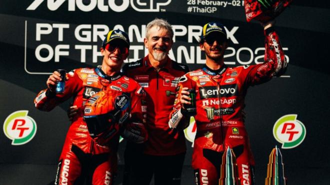 Marc Márquez, Gigi Dall'Igna y Pecco Bagnaia, en el GP de Tailandia (Foto: Ducati).