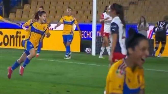 Jenni Hermoso muestra su sorpresa ante el gol de su compañera en la Liga MX femenina.