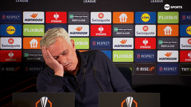 José Mourinho, haciéndose el dormido en sala de prensa.