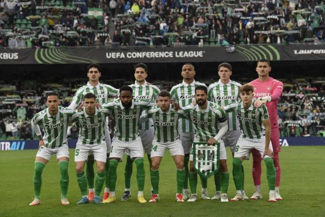 El once del Betis ante el Vitoria de Guimaraes (Foto: Kiko Hurtado).