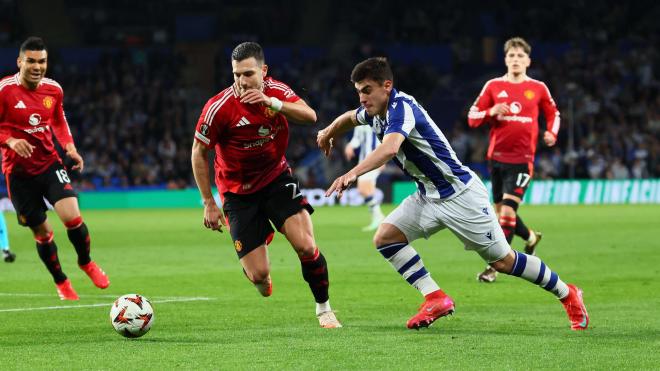 Ander Barrenetxea intenta marcharse de Diogo Dalot en el Real Sociedad-Manchester United (Foto: RSO