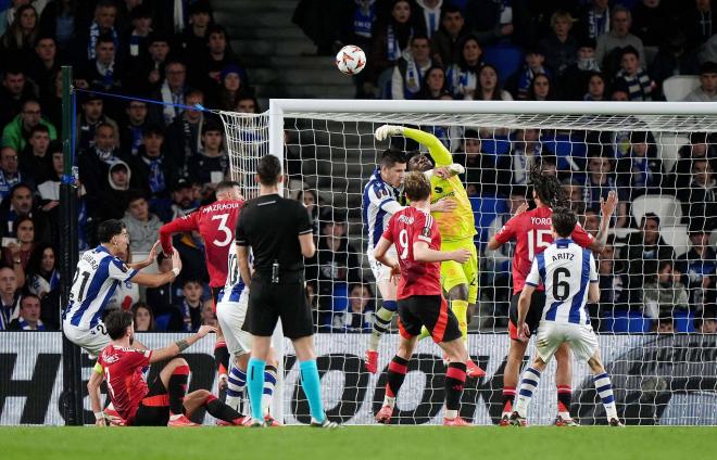 André Onana despeja de puños en el Real Sociedad-Manchester United (Foto: Cordon Press).