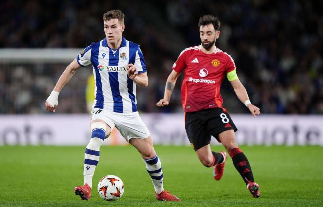 Luka Sucic, presionado por Bruno Fernandes en el Real Sociedad-United (Foto: Cordon Press).