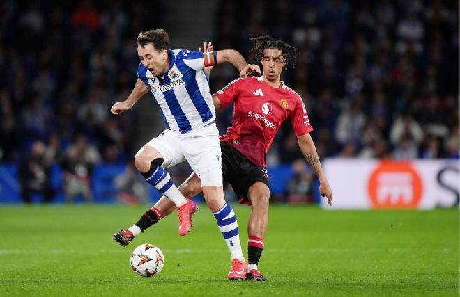 Mikel Oyarzabal, presionado por Leny Yoro en el Real Sociedad-Manchester United (Foto: Cordon Press