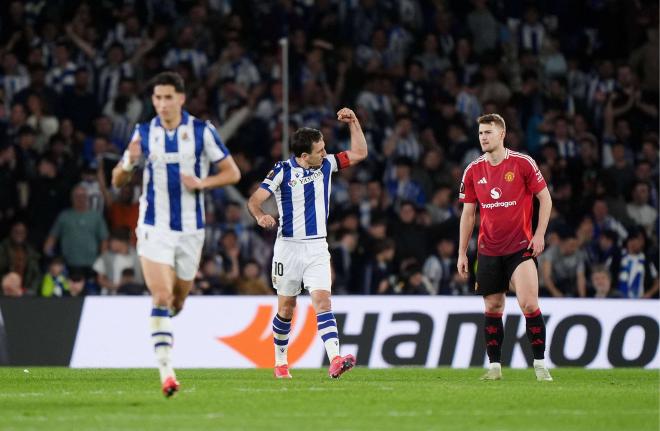 Mikel Oyarzabal celebra su gol en el Real Sociedad-Manchester United (Foto: Cordon Press).