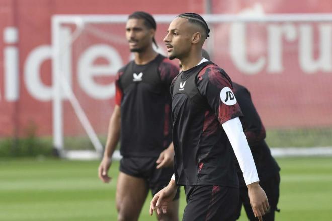 Djibril Sow, en un entrenamiento del Sevilla (Foto: Kiko Hurtado).