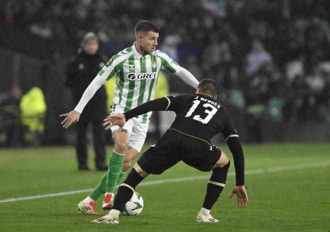 Aitor Ruibal, ante el Vitoria Guimaraes (Foto: Kiko Hurtado).