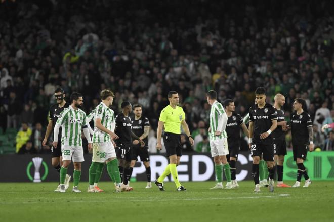 Los jugadores del Betis protestan el gol del Vitoria Guimaraes (Foto: Kiko Hurtado).