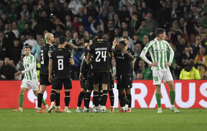 Celebración del 2-2 del Vitoria Guimaraes en la ida (Foto: Kiko Hurtado).