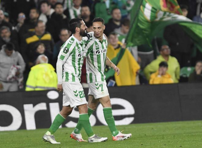 Isco y Antony, celebrando un gol ante el Vitoria Guimaraes (Foto: Kiko Hurtado).